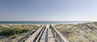 部分的に覆われたデッキから輝く湾の眺め