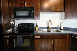 冷蔵庫、電子レンジ、オーブン、コンロ
