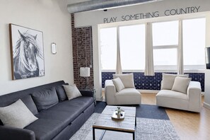 Unclassified image, 4 of 37, button