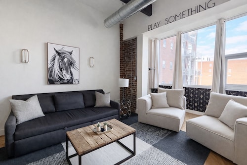 Downtown Music City Loft living! ~Steps to the Ryman and Broadway.