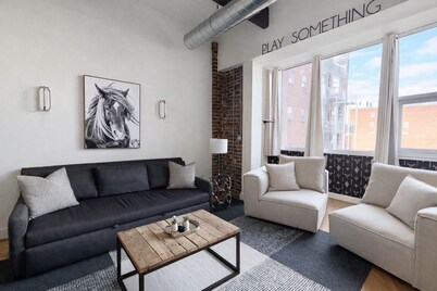 Downtown Music City Loft living! ~Steps to the Ryman and Broadway.