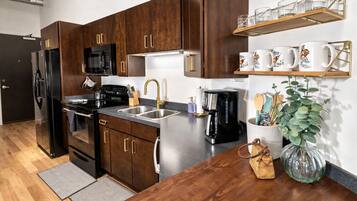 Coffee/tea maker, fridge, microwave, oven