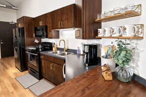 Réfrigérateur, four à micro-ondes, un four, surface de cuisson