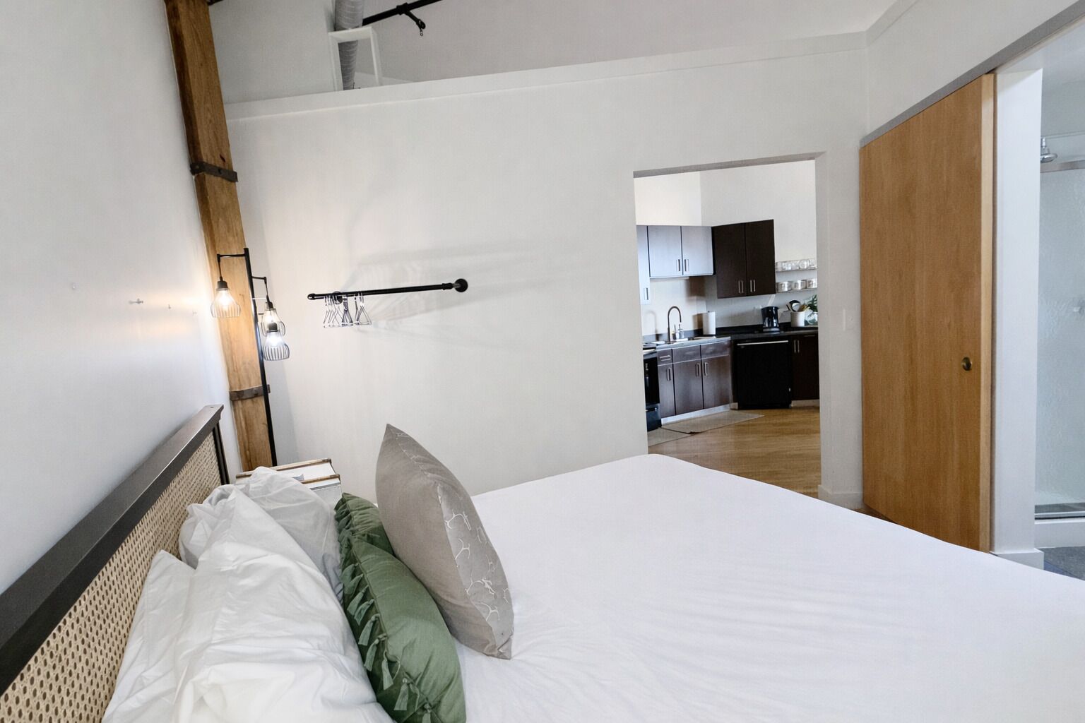 2 bedrooms, iron/ironing board, internet, bed sheets