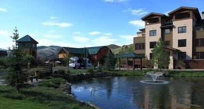 *****5-Star Craftsman Style Home - Contemporary Decor, Open & Sunny Floor Plan