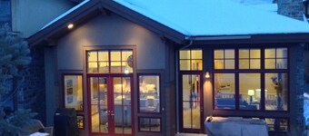 *****5-Star Craftsman Style Home - Contemporary Decor, Open & Sunny Floor Plan