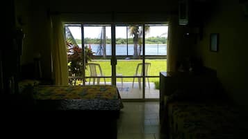 Caja de seguridad en la habitación, escritorio y cortinas blackout