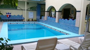 Outdoor pool, open 8 AM to 9 PM, pool umbrellas, sun loungers - Hotel Posada del Rey (San Blas)