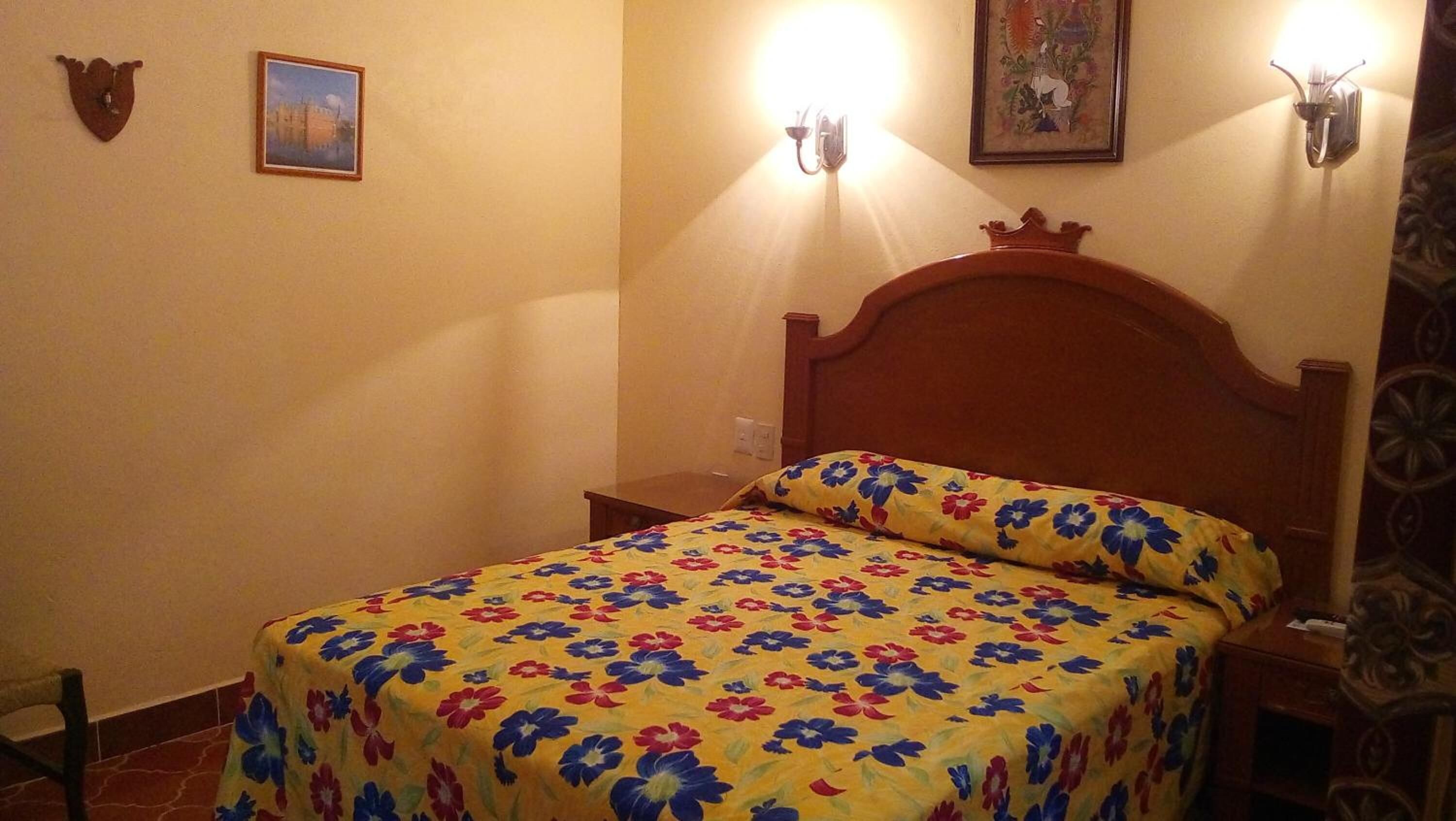 Escritorio, cortinas blackout y tabla de planchar con plancha 