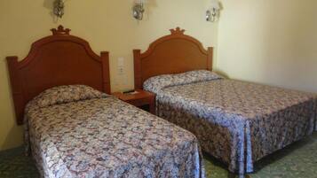 Työpöytä, pimennysverhot, silitysrauta/-lauta