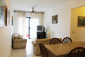 Comfort Apartment, Multiple Beds | Living area | LCD TV - Apartamento na Martim de Sá (Caraguatatuba)