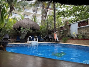 Piscina externa, espreguiçadeiras
