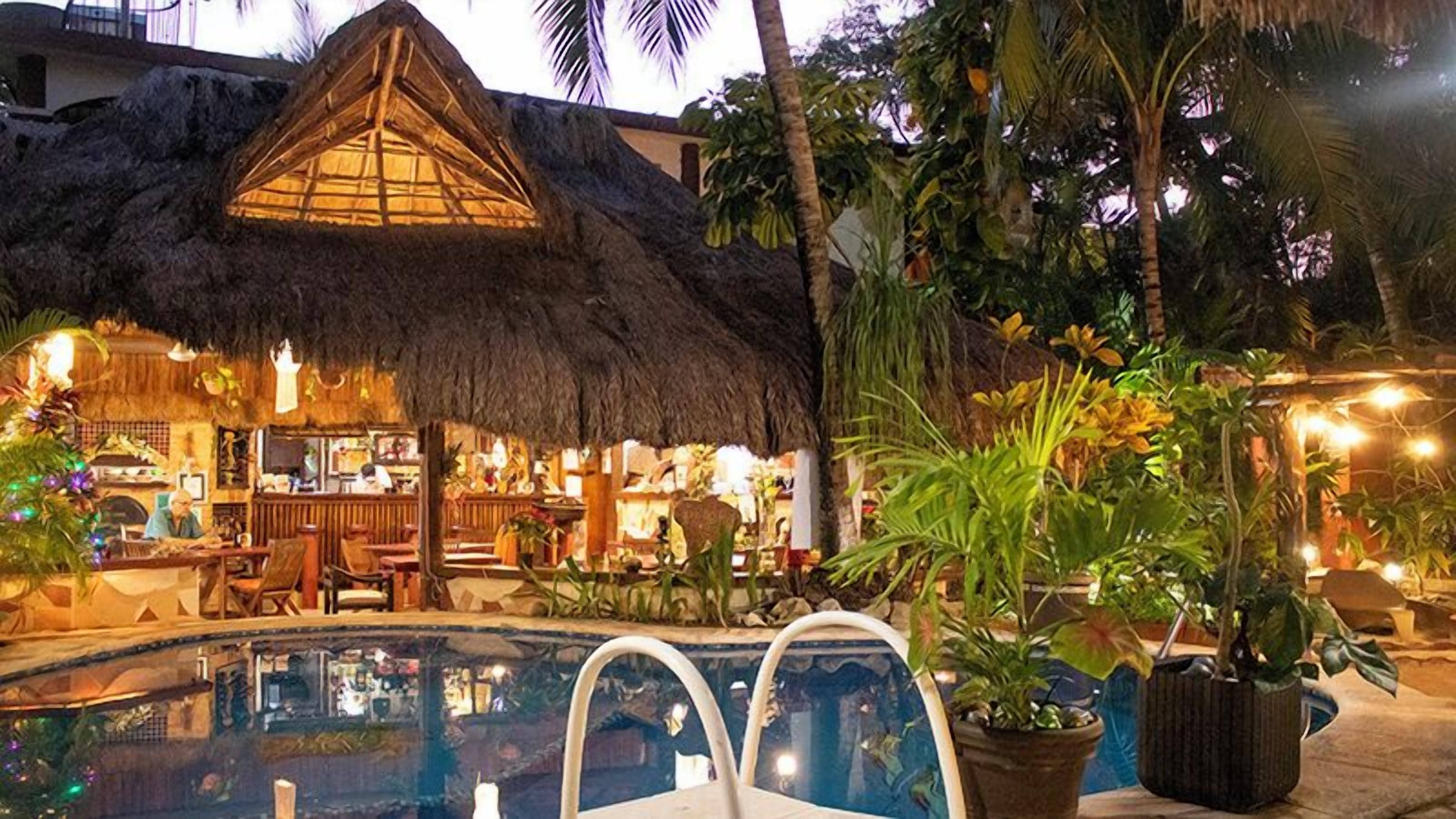 Melayani sarapan, makan siang, dan makan malam