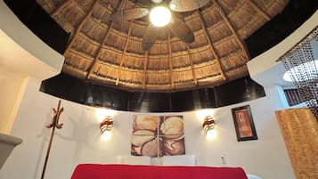 King Suite Roja | 1 slaapkamer, luxe beddengoed, een kluis op de kamer, geluiddichte muren