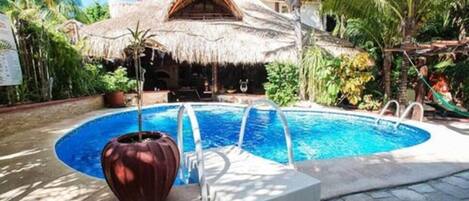 Piscina all'aperto, lettini