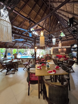 Café da manhã, almoço e jantar