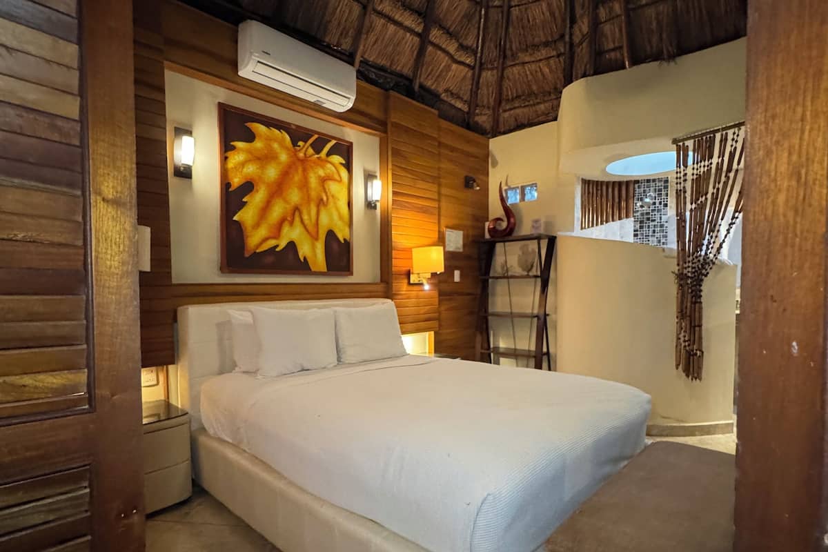 Queen Boutique Amarilla | 1 bedroom, premium bedding, in-room safe, soundproofing