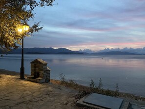 在海灘附近、白沙