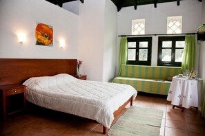 Estudio, vistas a la piscina | Caja fuerte, escritorio, espacio para trabajar con un portátil