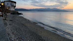 근처 해변, 백사장