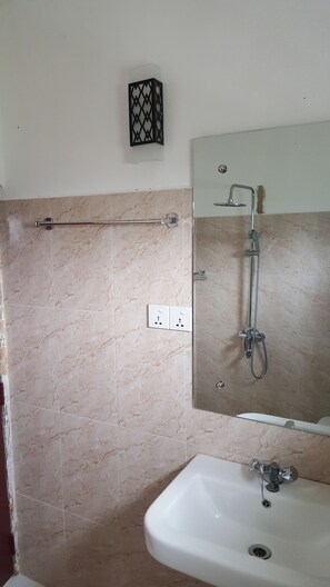 Chambre Confort Double ou avec lits jumeaux, 1 lit double, non-fumeur | Salle de bain