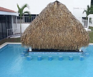Bar en milieu de piscine