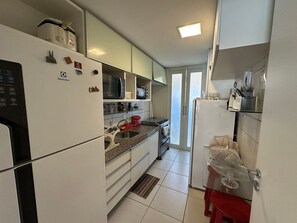 Deluxe Apartment | Private kitchen | Fridge, microwave, cookware/dishes/utensils