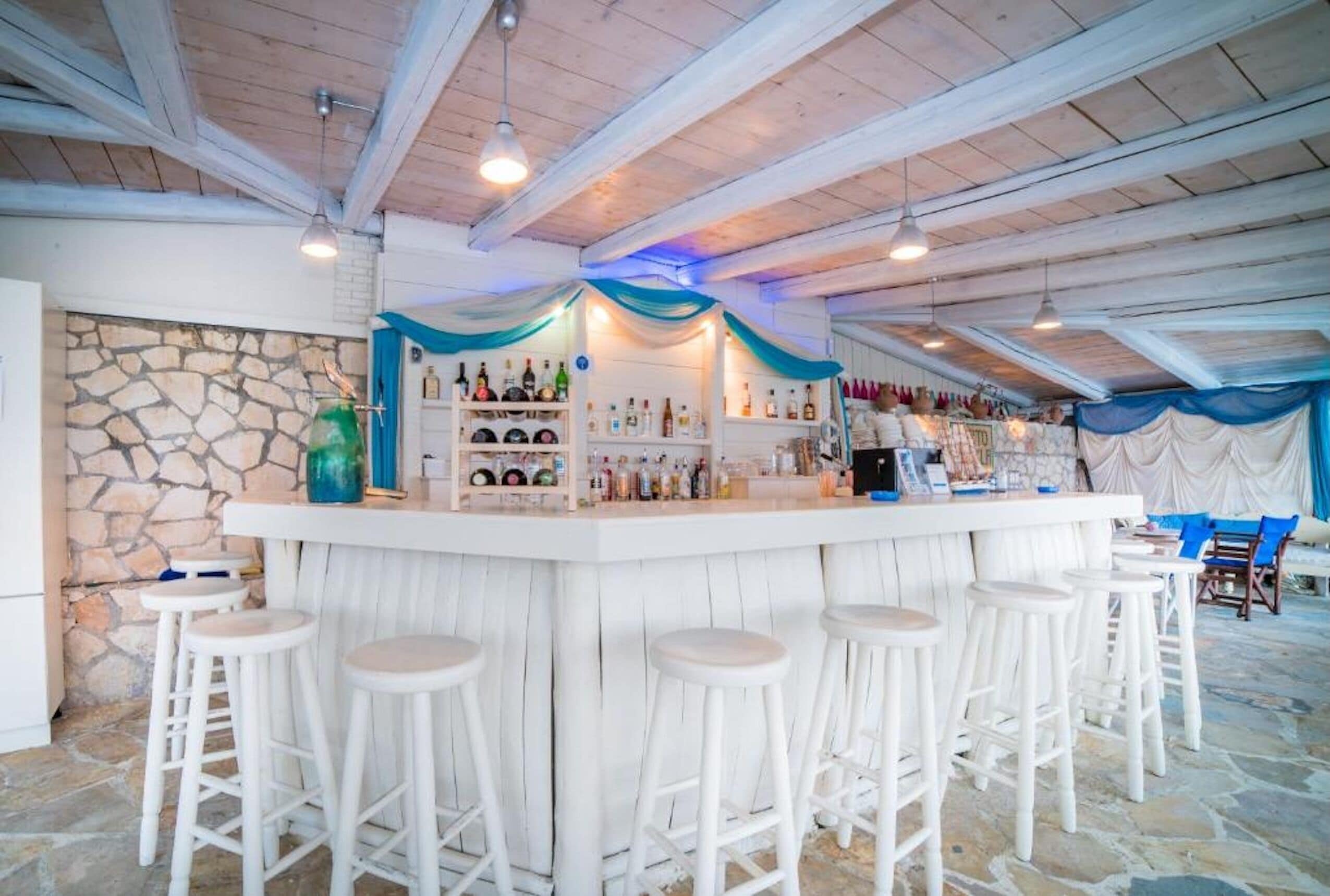 2 bars/lounges, poolside bar, beach bar