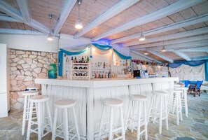 2 bars/lounges, poolside bar, beach bar - Porto Koukla Beach Hotel (Zakynthos)