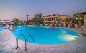 Seasonal outdoor pool, pool umbrellas, sun loungers - Porto Koukla Beach Hotel (Zakynthos)