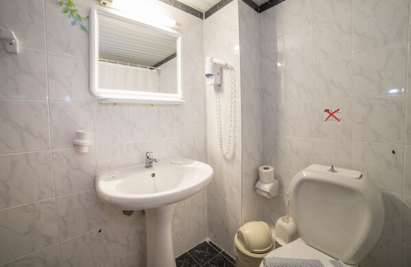 Comfort Triple Room | Bathroom | Shower, free toiletries, hair dryer, towels - Porto Koukla Beach Hotel (Zakynthos)
