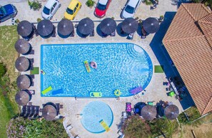 Seasonal outdoor pool, pool umbrellas, sun loungers - Porto Koukla Beach Hotel (Zakynthos)