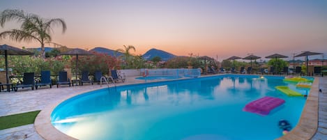 Seasonal outdoor pool, pool umbrellas, sun loungers