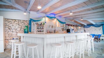 2 bares, bar junto a la piscina, bar en la playa