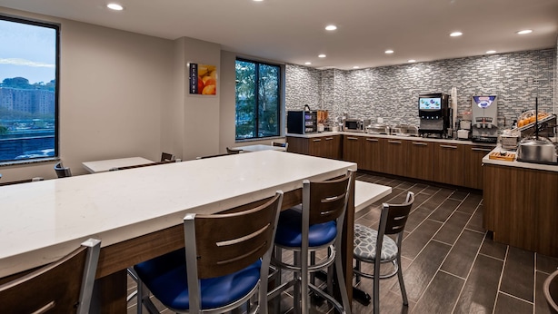 Free daily buffet breakfast  - Best Western Plus Stadium Inn (Bronx)