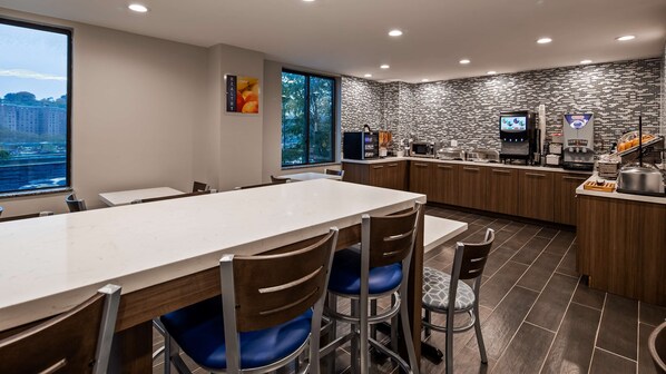 Free daily buffet breakfast - Best Western Plus Stadium Inn (Bronx)