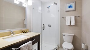 Deep-soaking bathtub, hydromassage showerhead, free toiletries - Best Western Plus Stadium Inn (Bronx)
