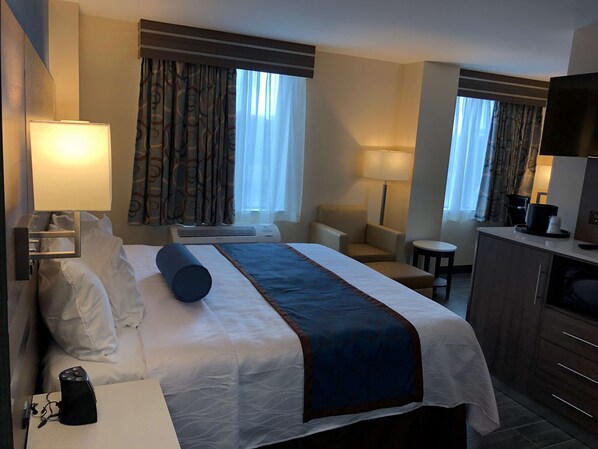 Standard Room, 1 King Bed, Refrigerator & Microwave, River View | Pillowtop beds, desk, laptop workspace, iron/ironing board