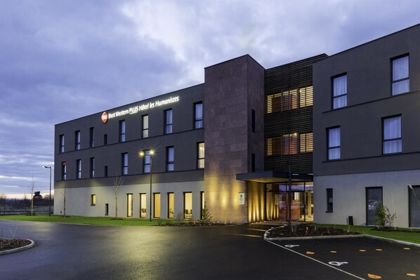 Un moderno edificio de hotel con un letrero que dice 'Best Western PLUS Hotel des Humanistes'.