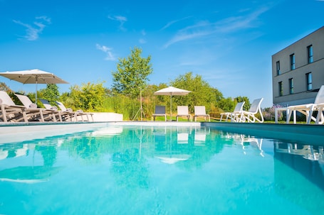 Una piscina al aire libre de temporada, sombrillas. Best Western Plus Hotel Les Humanistes