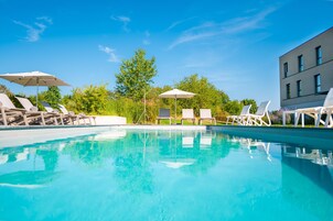 Piscine extérieure (ouverte en saison), parasols de plage