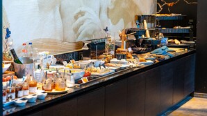 Un buffet proposant une variété de plats et d'accompagnements.