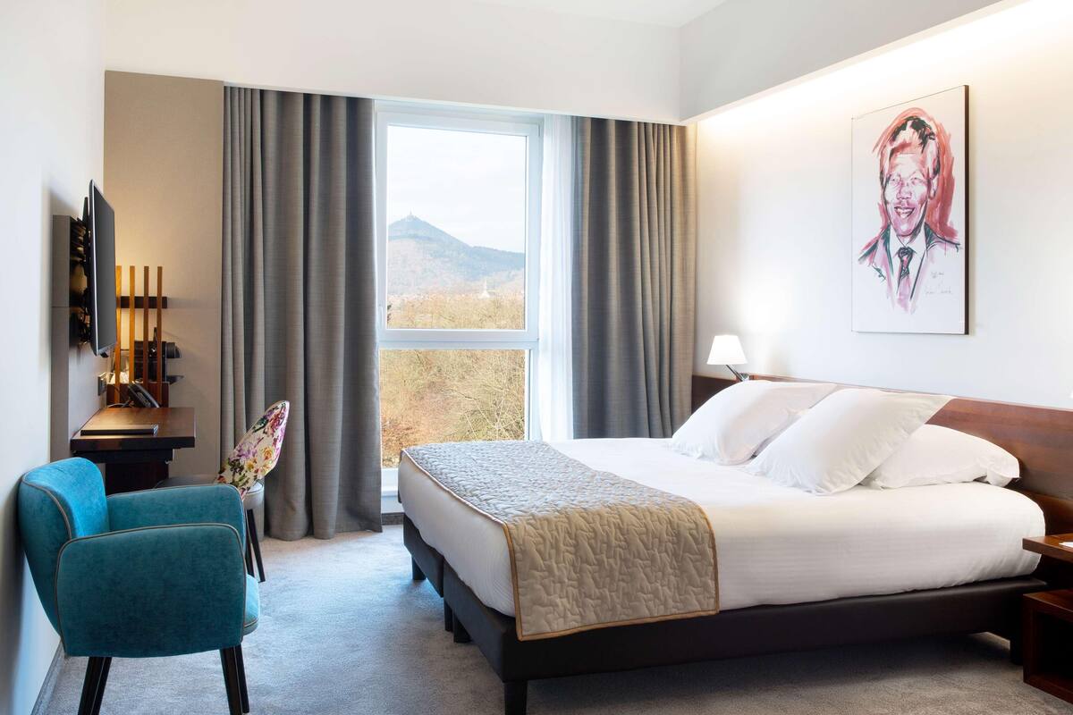 Luxe beddengoed, pillowtop-bedden, een minibar, een kluis op de kamer