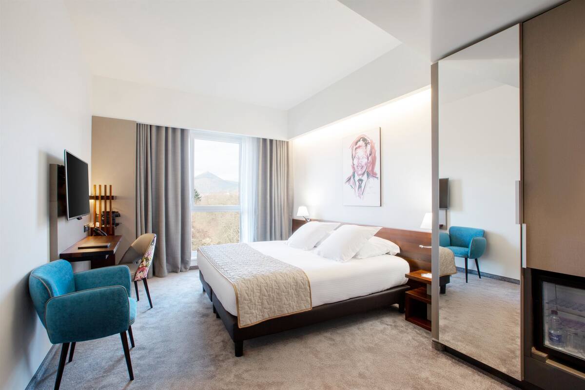 executive room, 1 king bed, non smoking (converts to 2 twin beds) | premium bedding, pillow-top beds, minibar, in-room safe