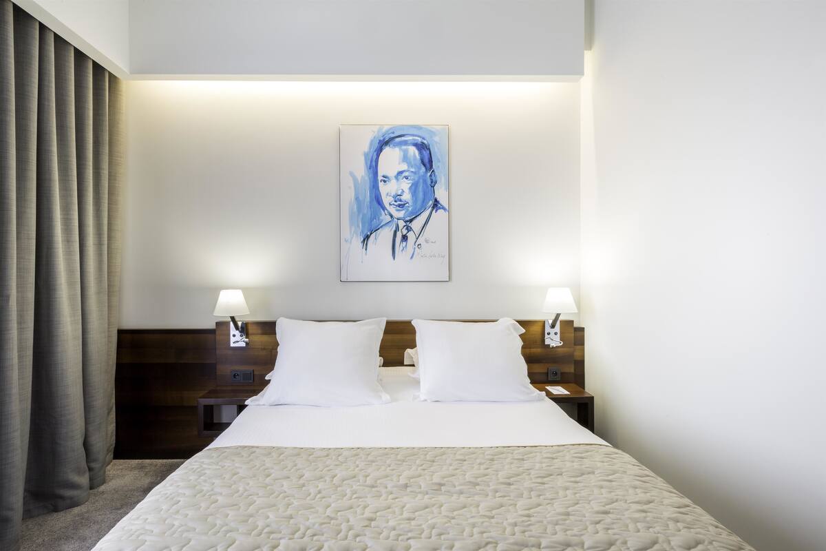 Standaard kamer, 1 queensize bed, niet-roken | Luxe beddengoed, pillowtop-bedden, een minibar, een kluis op de kamer
