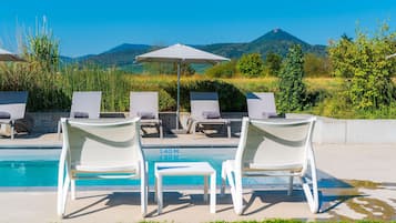 Piscine extérieure (ouverte en saison), parasols de plage