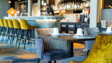 Desayuno buffet (EUR 18 por persona)