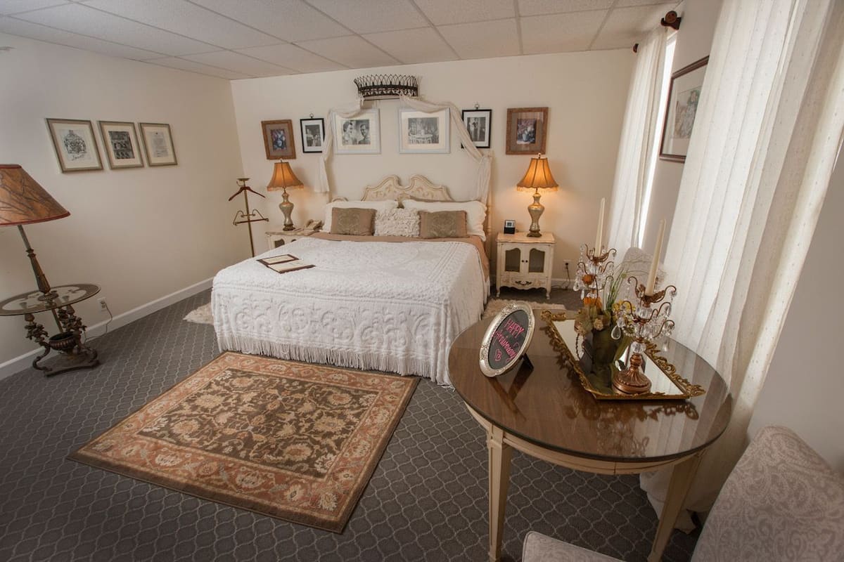 Royal Room, 1 King Bed, Non Smoking | Iron/ironing board, WiFi (free), individually decorated