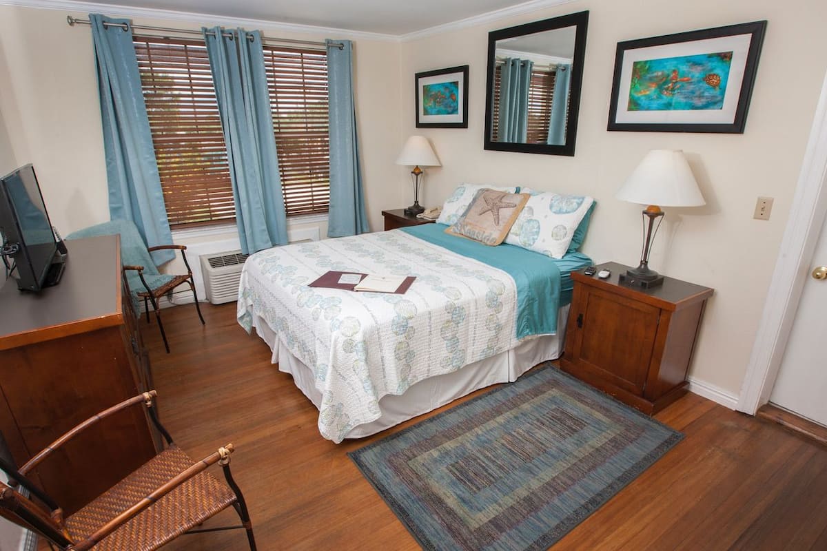 Single Room, 1 Queen Bed, Non Smoking, Refrigerator | Iron/ironing board, WiFi (free), individually decorated