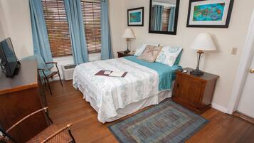 Single Room, 1 Queen Bed, Non Smoking, Refrigerator | Individually decorated, individually furnished, iron/ironing board